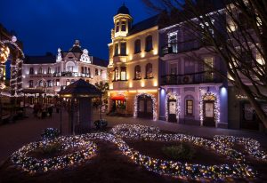 Tannengirlanden warm- & brillantweiß in Blumenbeeten - Phantasialand, Brühl - Foto: MK Illumination, Peter Wieler